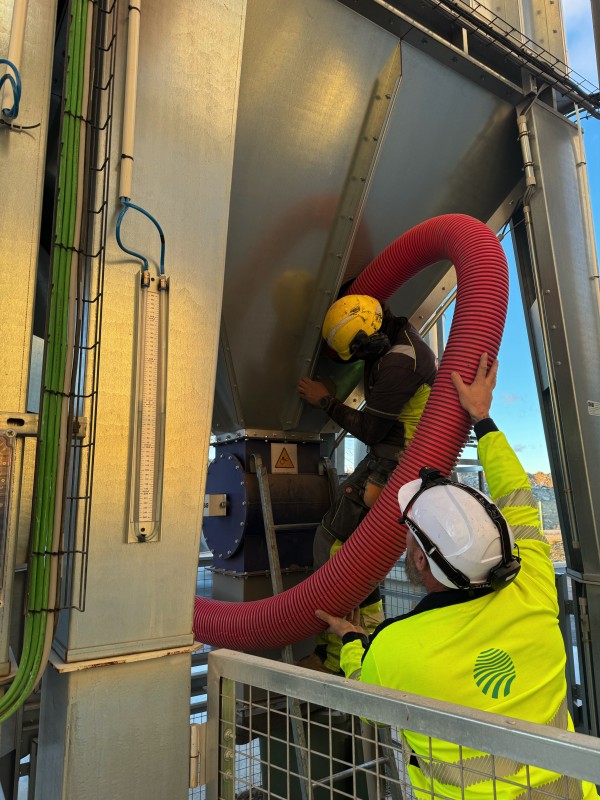 Aspiration dans des cuves aériennes à saint Thibery proche de Béziers dans l'Hérault