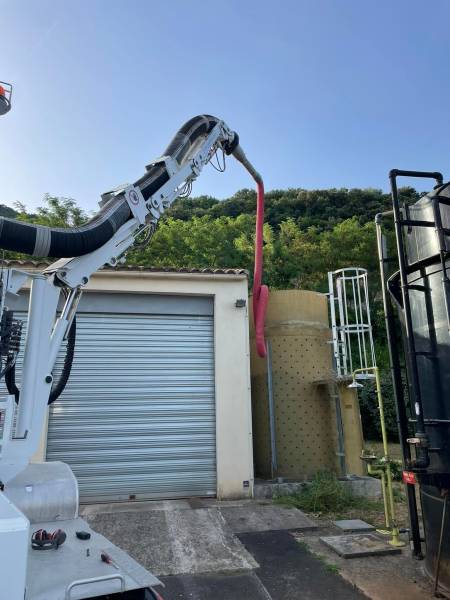 Aspiration de copeaux de bois dans une cuve à Narbonne