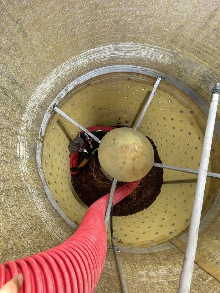 Aspiration de copeaux de bois dans une cuve à Narbonne