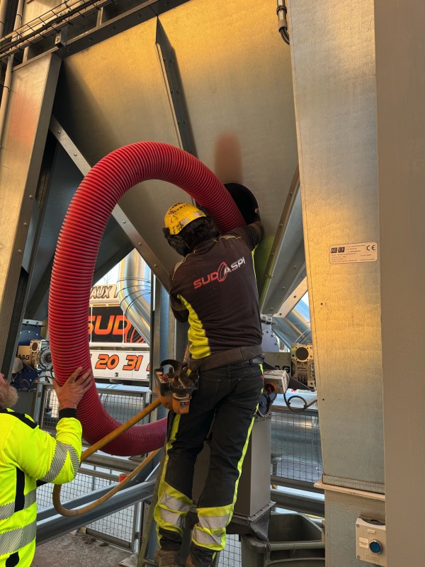 Aspiration dans des cuves aériennes à saint Thibery proche de Béziers dans l'Hérault