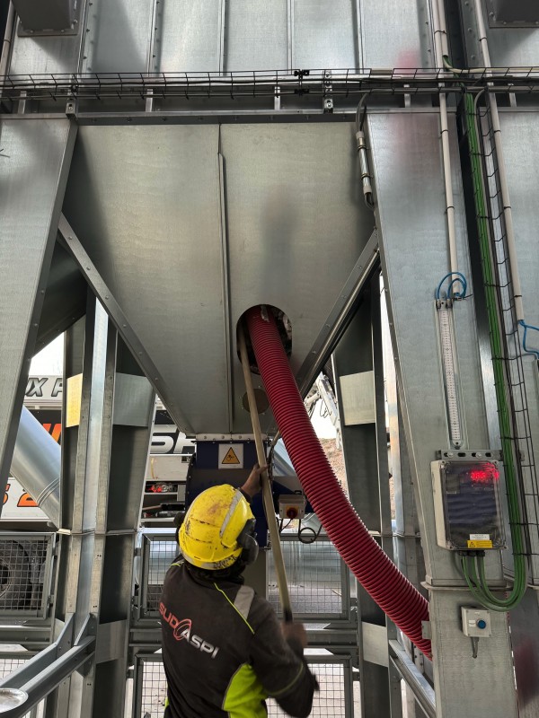 Aspiration dans des cuves aériennes à saint Thibery proche de Béziers dans l'Hérault 34